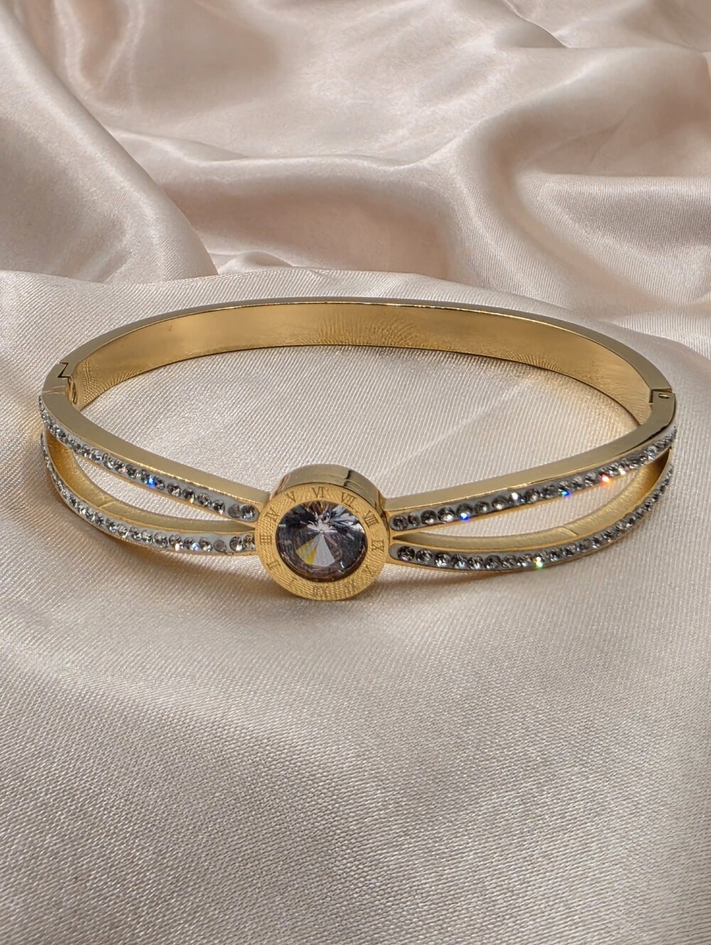 ✨ Luxury Roman Numeral Bangle – Gold-Tone Titanium Steel Crystal Split-Band ✨